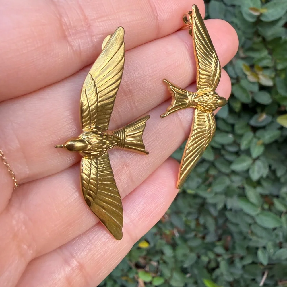 Gold large sparrow earrings
Stainless steel waterproof bird earrings studs - Picture 4 of 10